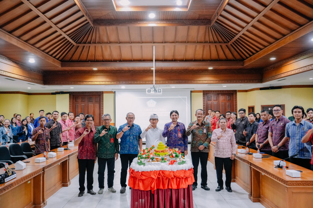 Sekda Adi Arnawa Buka Sosialisasi Keterbukaan Informasi Publik